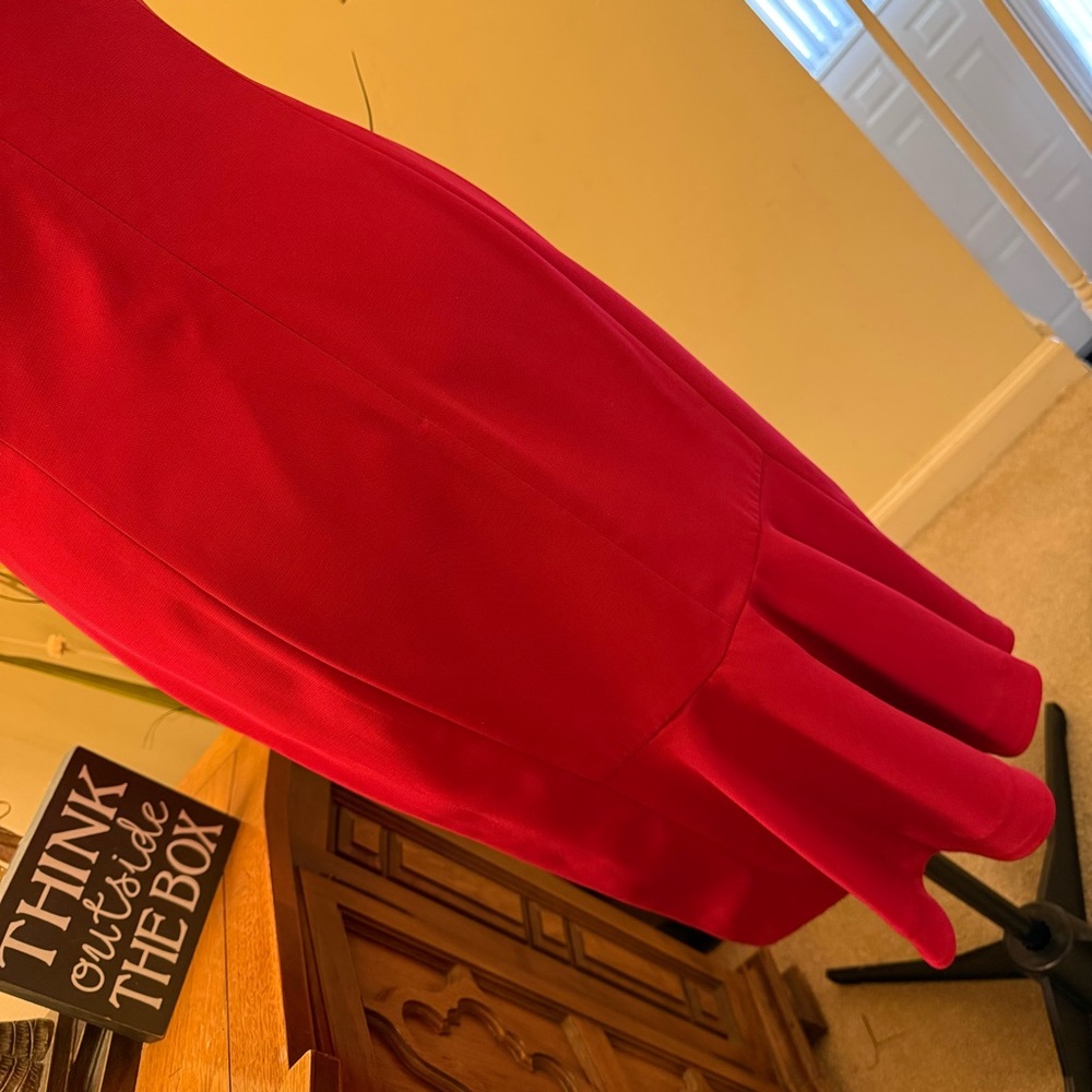 Elegant Red Sleeveless Tailored Dress - Picture 16 of 16